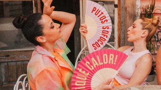 Abanicos con mensajes divertidos: el accesorio de moda que refresca, regala y arranca sonrisas