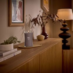 Vela Grande Hourglass Bosque de Iris con mecha de madera WoodWick