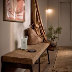 Vela Grande Hourglass Tonka y Leche de Almendra con mecha de madera WoodWick