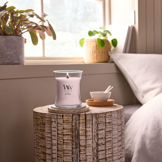 Vela Mediana Hourglass Rubor de Rosa con mecha de madera WoodWick