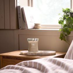 Vela Mediana Hourglass Sándalo y Mirra con mecha de madera WoodWick