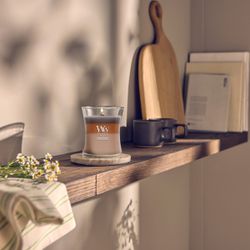 Vela Trilogy Mediana Cachemira Radiante con mecha de madera WoodWick